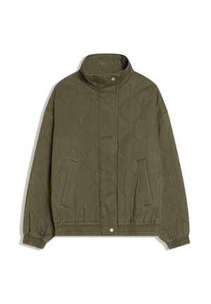 Giacca trapuntata verde oliva con colletto alla coreana, due tasche frontali, bottoni a pressione, polsini elastici e motivo a onde sul tessuto.