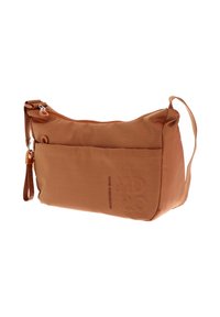 Sac à épaule en tissu brun avec une surface texturée, fermeture zippée, sangle réglable et poche avant. Accents en métal argenté visibles.