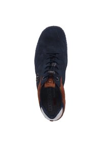 Baskets bleu marine avec des accents marron, tige perforée, lacets noirs avec un système de verrouillage, et détails blancs sur le col du talon.