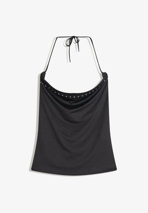 Débardeur noir sans manches avec un décolleté drapé, des bretelles halter et des accents décoratifs en argent le long du bord supérieur. Fabriqué en tissu doux.