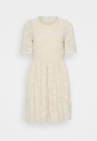 Cremefarbenes Kleid mit kurzen Puffärmeln, einem runden Ausschnitt und floraler Textur, das einen ausgestellten Rock und eine geraffte Taille hat.