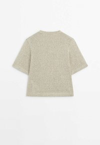 Tan lyhythihainen paita teksturoidusta neuloskankaasta. Siinä on klassinen pyöreä pääntie ja rento istuvuus, tasaisella ja sileällä pinnalla koko vaatteen alueella.