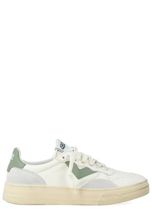 Baskets basses blanches avec des accents verts et gris, semelle beige, fermeture à lacets et logo sur le talon et la languette.