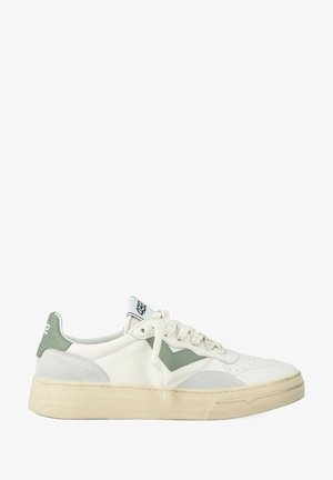 Sneaker bianca low-top con dettagli verdi e grigi, suola beige, chiusura con lacci e logo sul tallone e sulla linguetta.