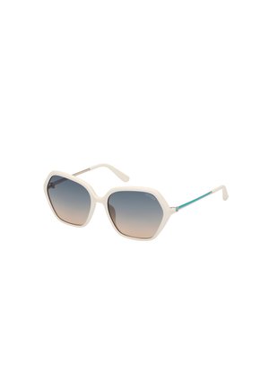 Occhiali da sole esagonali con montatura in plastica bianca, lenti grigie sfumate e accento turchese sulla tempia in metallo. Design elegante e moderno.