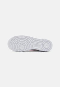 Nike Sportswear AIR FORCE 1 - Joggesko - white/magic ember