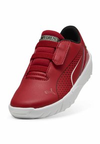 Punane nahast spordijalats, millel on võrkmaterjalist detailid, pehmendatud kee ja elastsed paelad ning valge kummist tald. Omab musta voodrit ja logo detaile.