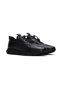 Sneaker in pelle nera con punta arrotondata, parte superiore testurizzata, chiusura con lacci e soletta imbottita con battistrada pronunciato per una buona aderenza.