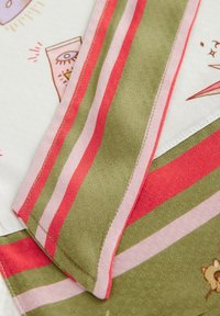 Tessuto multicolore con base bianca, caratterizzato da un mix di motivi giocosi, tra cui forme astratte e righe in verde, rosa e rosso.