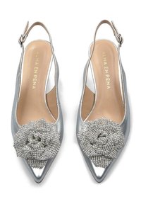 Tacchi slingback argento con punta appuntita e un'inserzione floreale testurizzata realizzata in perline sul davanti. Finitura metallica liscia.