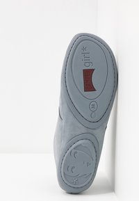 Semelle de chaussure Camper Girl grise de taille 38, avec logo de la marque et motif décoratif en relief représentant un visage sur le talon.