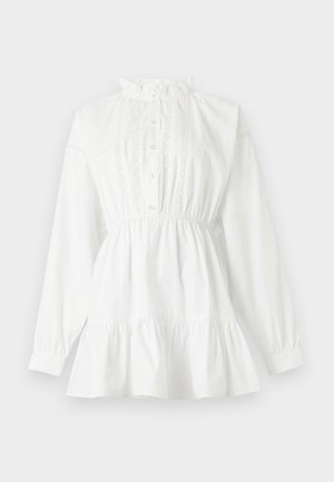 Λευκό πουκάμισο με μακριά μανίκια, βολάν στον ψηλό γιακά, με κουμπιά μπροστά, διακοσμητικό δαντέλα, σούρες στη μέση και φουντωτό στρίφωμα, πάνω σε ανοιχτό φόντο.