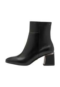 Botín de cuero negro hasta el tobillo con punta afilada, diseño elegante hasta la pantorrilla y un tacón metálico grueso. Textura suave, acentos minimalistas.