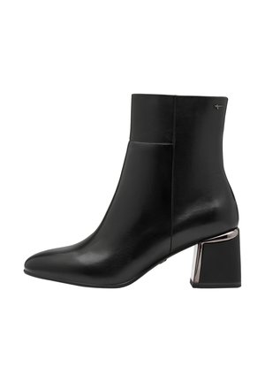 Zwarte leren enkellaars met een spitse neus, een slank ontwerp tot halverwege het scheenbeen en een chunky metalen hak. Glad textuur en minimalistische accenten.