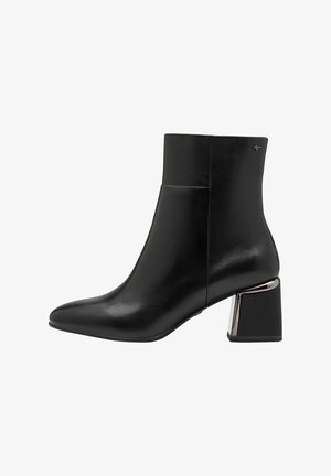 Botte de cheville en cuir noir avec un bout pointu, un design épuré mi-mollet et un talon métallique épais. Texture lisse, accents minimalistes.