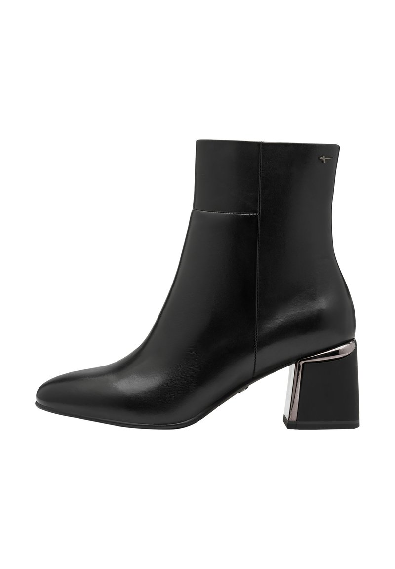 Botín de cuero negro hasta el tobillo con punta afilada, diseño elegante hasta la pantorrilla y un tacón metálico grueso. Textura suave, acentos minimalistas.