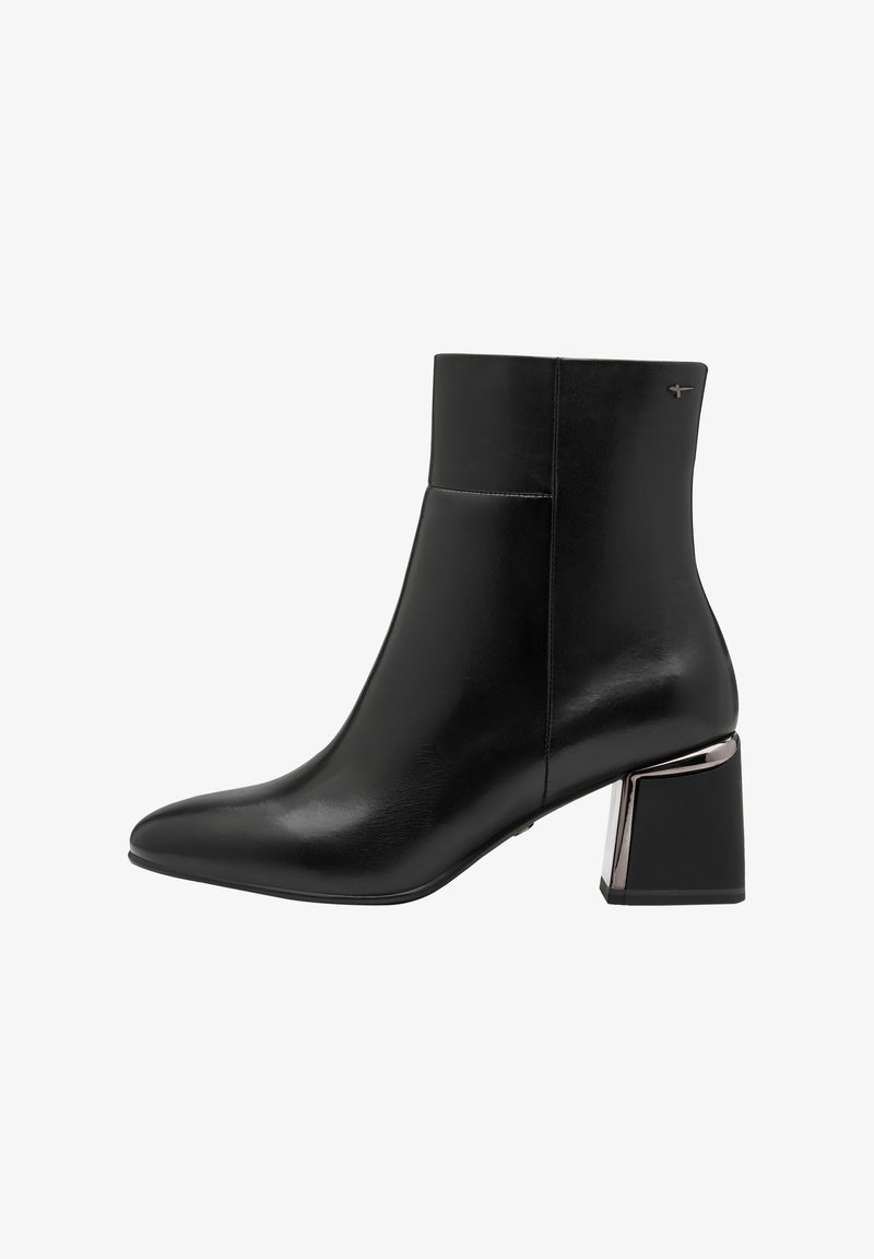 Botín de cuero negro hasta el tobillo con punta afilada, diseño elegante hasta la pantorrilla y un tacón metálico grueso. Textura suave, acentos minimalistas.