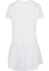 Bílé šaty s krátkým rukávem a kulatým výstřihem, s nařaseným detailem sukně v pase, zobrazené zezadu.