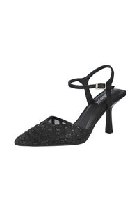 Zapato de tacón alto negro con punta afilada, parte superior de malla y decoraciones, tira al tobillo con hebilla y un esbelto tacón de aguja.