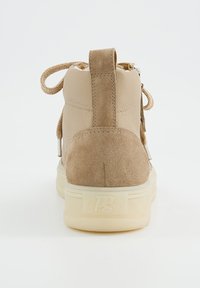 Baskets montantes beige avec une tige en cuir suédé et lisse, bout arrondi, arrière texturé et semelle en caoutchouc ; dotées d'une languette de traction à l'arrière.