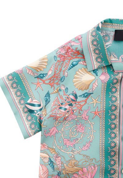 Korte mouwen shirt van licht teal stof met een meerkleurige maritieme print van schelpen, koraal en zeedieren.