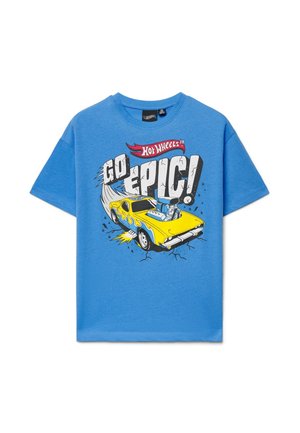 Maglietta blu con grafica di una muscle car gialla e testo audace "Hot Wheels Go Epic!" in stile fumettistico dinamico.