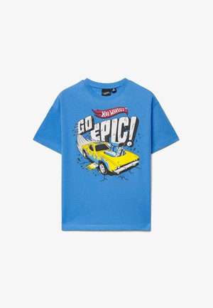 Maglietta blu con grafica di una muscle car gialla e testo audace "Hot Wheels Go Epic!" in stile fumettistico dinamico.