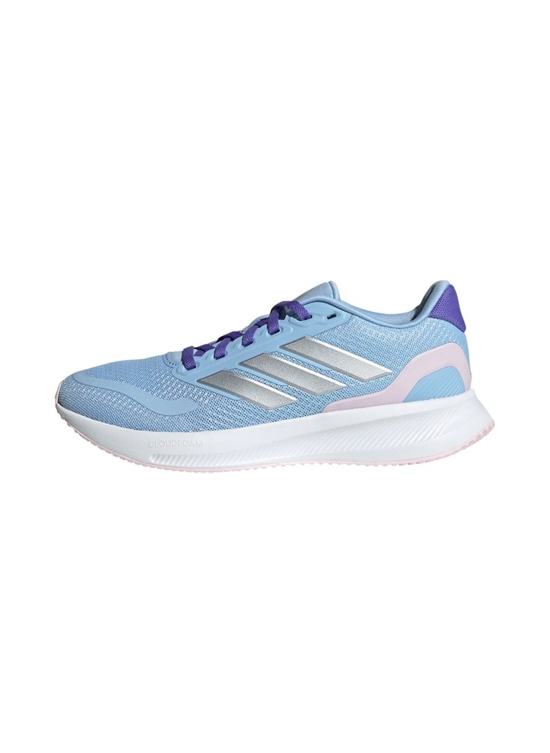 Baskets de sport bleu avec une tige en maille texturée, des rayures argentées, des accents violets et une semelle blanche avec un bord inférieur rose.