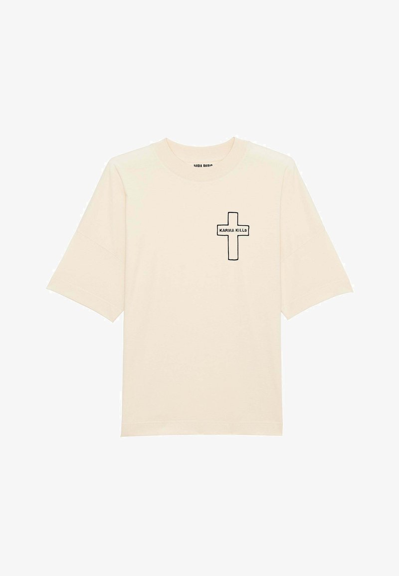 Crèmewitte t-shirt met korte mouwen van zachte stof, met een zwarte kruisafbeelding en de tekst "KARMA KILLS" op de voorkant.