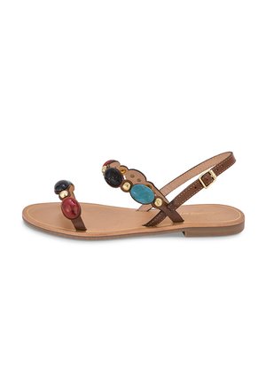 Sandales plates marron avec plusieurs pierres décoratives en rouge, noir, bleu et accents dorés. Bretelles fines et semelle rembourrée.