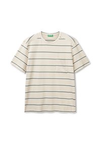 Camiseta de manga corta color crema con rayas horizontales verdes, cuello redondo y un bolsillo en el pecho izquierdo. Tejido de algodón suave.