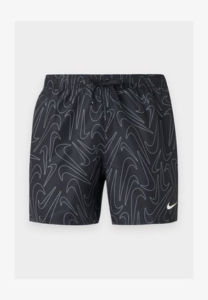 Pantaloni scurți atletici negri cu modele abstracte albe în formă de swoosh, talie elastică, șnur și logo mic alb Nike în partea de jos a piciorului drept.