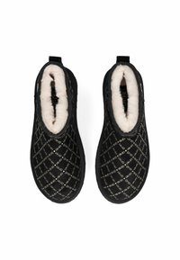 Boots neri slip-on con esterno texturizzato caratterizzato da un motivo a diamante e un morbido rivestimento in pelliccia sintetica color crema. Suole piatte.