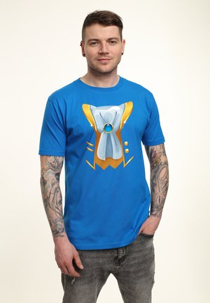 Niebieska koszulka z grafiką przedstawiającą smoking z muszką i dekoracyjnymi akcentami w kolorze żółtym i białym, wykonana z bawełnianego materiału.