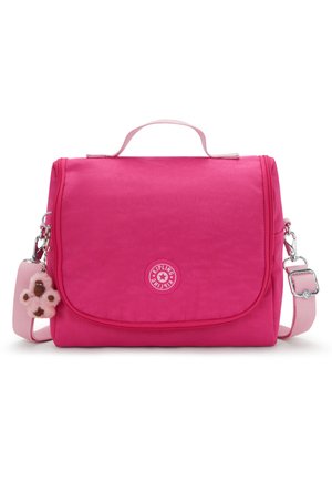 Sac à bandoulière Kipling rose vif avec une poignée supérieure, une sangle ajustable et un petit porte-clés singe en peluche attaché à la fermeture éclair latérale.