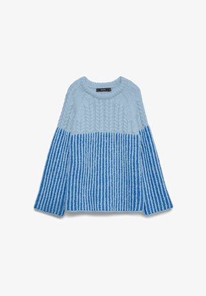 Pull en maille bleu clair avec textures variées ; présente un haut uni et un bas rayé en bleu plus foncé. Col rond et manches longues.