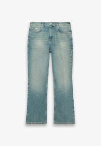 Ανοιχτό μπλε τζιν με ελαφριά ξεθώριαση, ίσια γραμμή στο πόδι, μπροστινό κουμπί και στυλ με πέντε τσέπες σε λευκό φόντο.