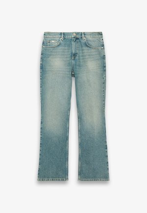 Lyseblå denimjeans med lett falming, rette ben, knapp foran og femlommersstil mot hvit bakgrunn.