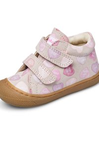 Scarpe in suede per bambini con motivi a cuore rosa e viola, doppie chiusure a strappo e suola in gomma marrone chiaro.