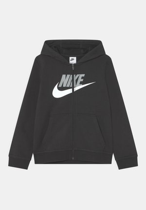 Zwarte zip-up hoodie gemaakt van een katoenmix, met een groot wit Nike-logo aan de voorkant, een capuchon met trekkoord en twee zakken aan de voorkant.
