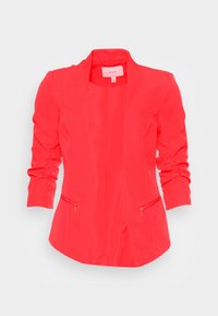 Blazer rojo con una textura lisa, mangas largas, frente abierto y dos bolsillos con cremallera. Presenta un cuello sutil y un diseño entallado.