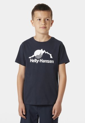 Camiseta de algodón en color azul marino con un gráfico blanco de montañas y un sol, con el logo "Helly-Hansen" impreso debajo del diseño. Manga corta, cuello redondo.