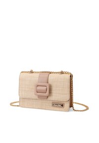 Borsa beige con texture intrecciata, dotata di una tracolla in pelle marrone e di una chiusura rettangolare a fibbia. Presenta una tracolla in catena dorata e una placca con logo sulla parte anteriore.
