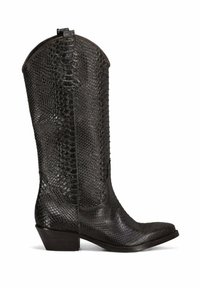Stivali da cowboy in pelle nera con una texture a motivo rettile. Caratterizzati da una punta affusolata e un tacco impilato. Chiusura con zip sul retro.