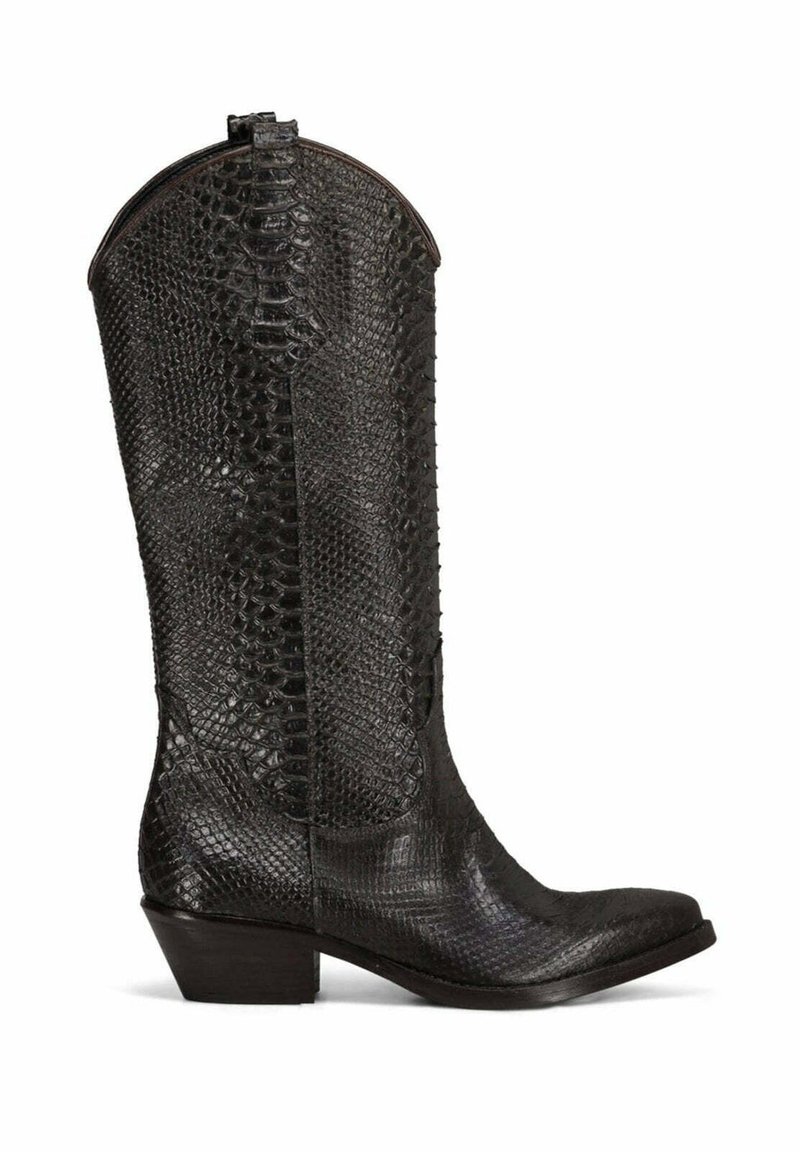 Stivali da cowboy in pelle nera con una texture a motivo rettile. Caratterizzati da una punta affusolata e un tacco impilato. Chiusura con zip sul retro.