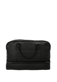 Černá kožená cestovní taška s dvojitými horními uchy, hladkým povrchem, zipovou spodní kapsou a vodorovnými pruhy na přední straně.