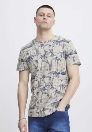 Kortærmet beige t-shirt med navy palme- og strandillustrationer. Rund hals design, blødt bomuldsmateriale, afslappet pasform.