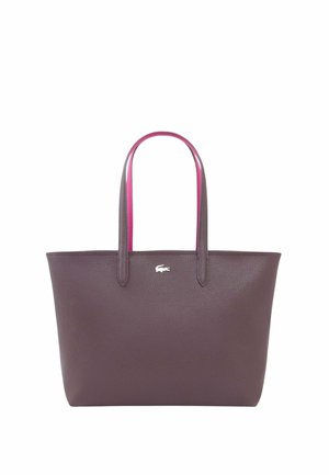 Borsa tote in pelle viola scuro con fodera interna rosa, due tracolle e un piccolo logo bianco a forma di coccodrillo al centro frontale.
