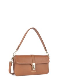 Bruine lederen handtas met een gestructureerde afwerking, voorzien van een bovenklep, gouden metalen accenten en een afneembare schouderriem.