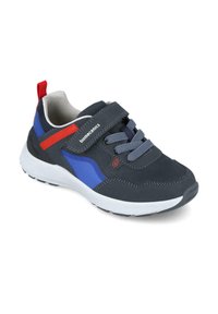 Zapatillas de deporte azul oscuro con acentos grises, detalles en rojo y azul, una correa de Velcro y paneles de malla texturada. Suela blanca con patrones de agarre.